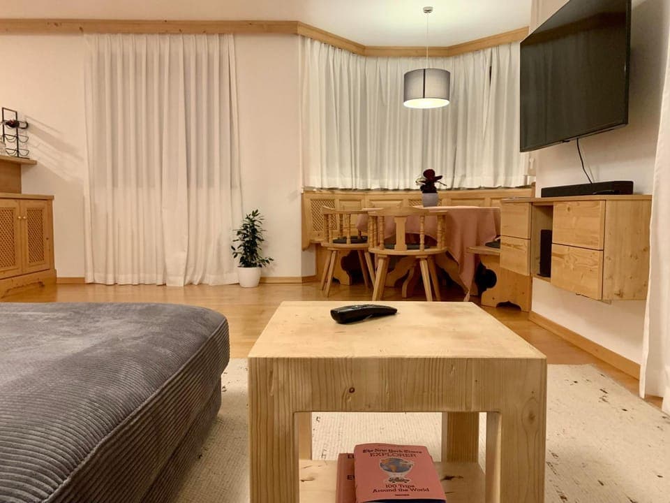 TV and multimedia, Living room, Seating area, Dining area