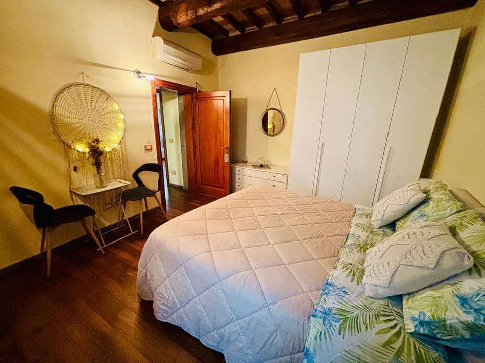 Photo of the whole room, Bedroom