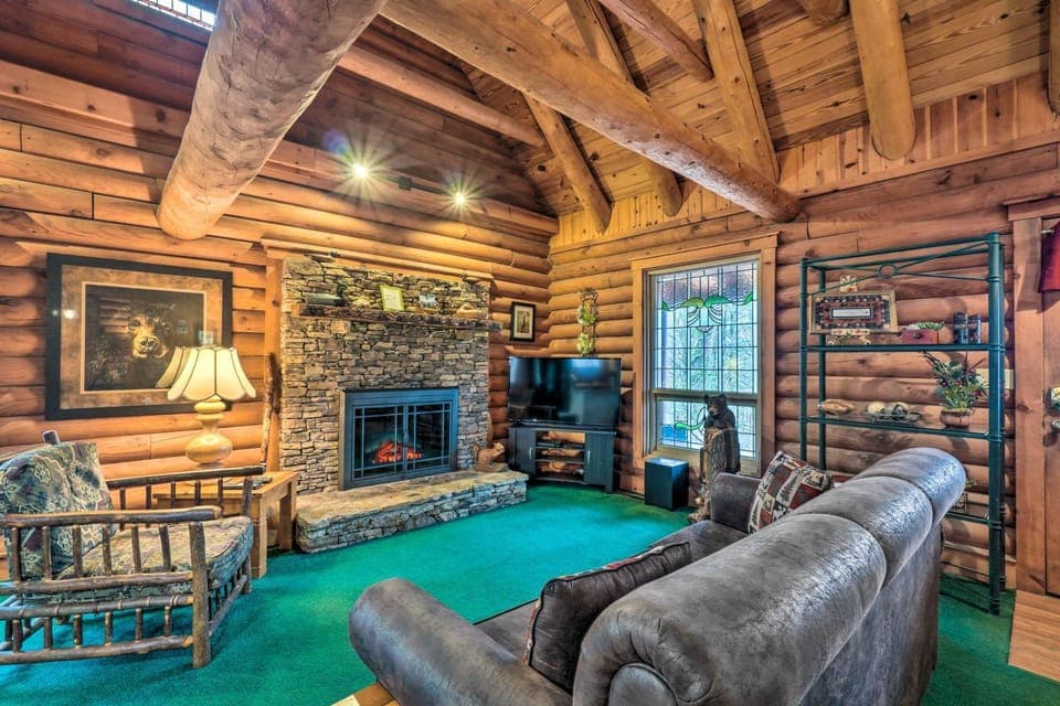 Gatlinburg Log Cabin w/ Hot Tub & Mountain Views! Cabin in Pittman Center
