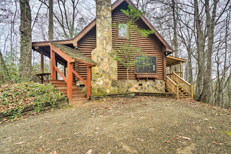Gatlinburg Log Cabin w/ Hot Tub & Mountain Views! Cabin in Pittman Center