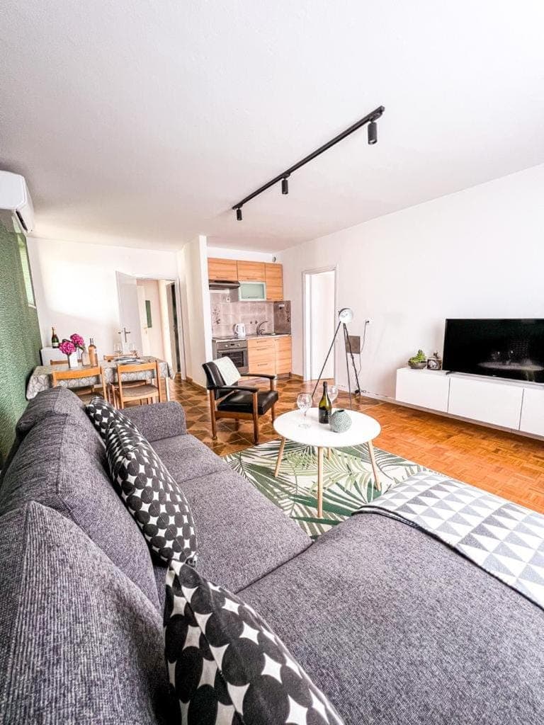 Communal lounge/ TV room, TV and multimedia, Seating area, Dining area