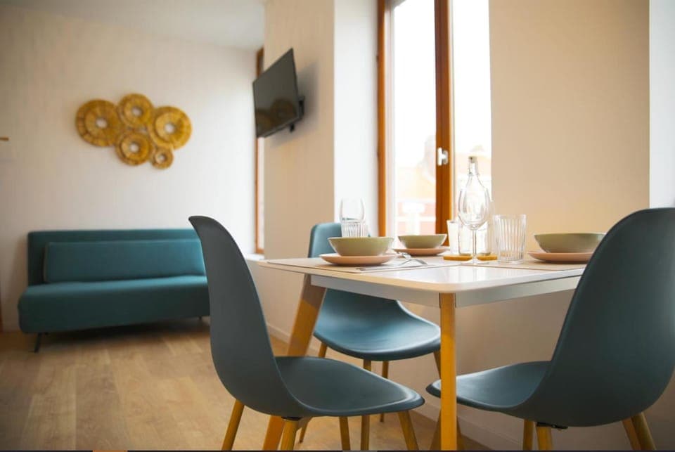 TV and multimedia, Seating area, Dining area