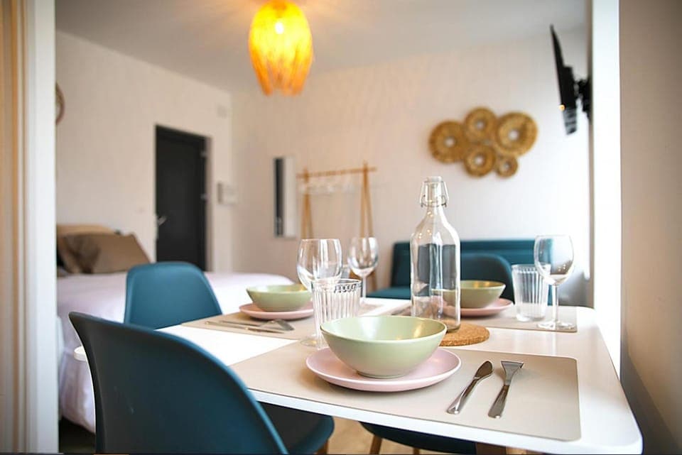 Seating area, Dining area