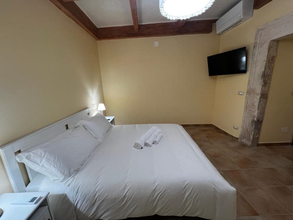Bed, TV and multimedia, Photo of the whole room, Bedroom, air conditioner
