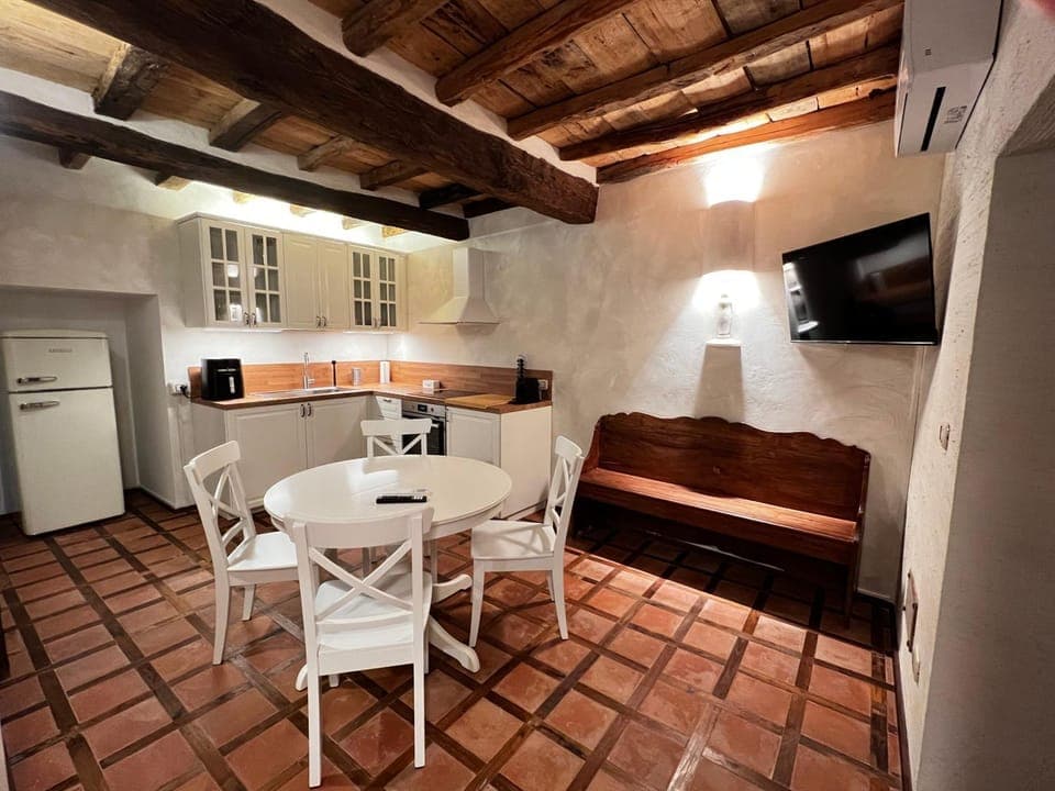 TV and multimedia, Kitchen or kitchenette, Living room, Seating area, Dining area, oven, pet friendly, air conditioner