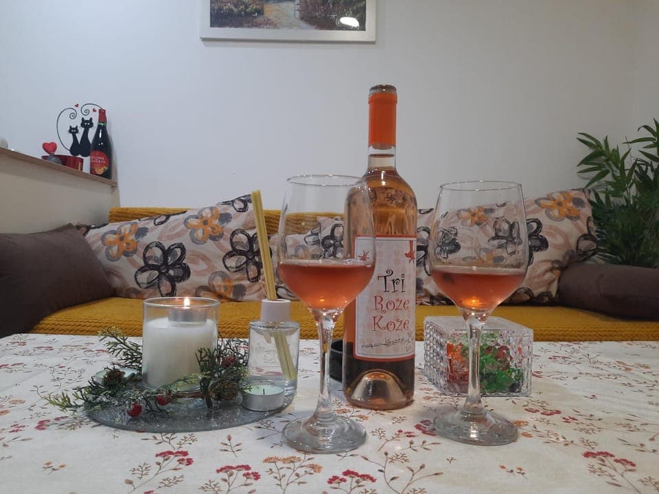 Food and drinks, Seating area, Food, Alcoholic drinks