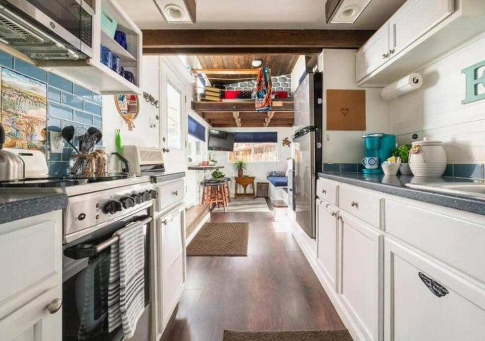 Coffee/tea facilities, Kitchen or kitchenette, minibar, stove