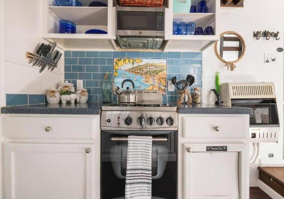 Kitchen or kitchenette, dishwasher