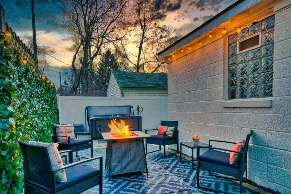 Beautiful Modern home with all year use HOT TUB, Pool table, Game room, & Propane fire pit!! House in Ferndale