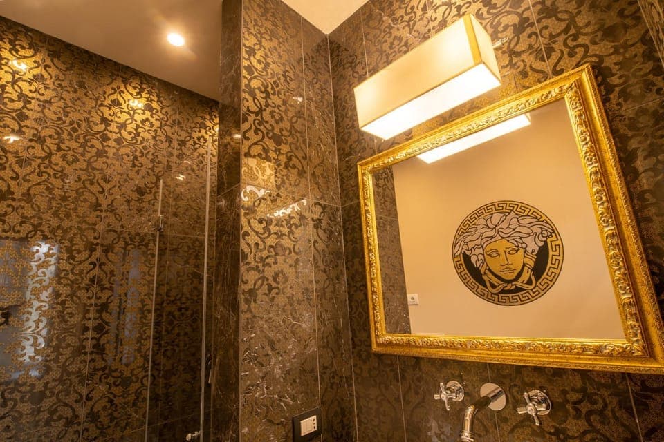 Shower, Bathroom, air conditioner