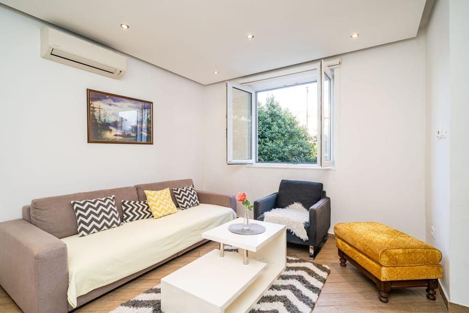 Bed, TV and multimedia, Photo of the whole room, Seating area, Bedroom, towels, air conditioner