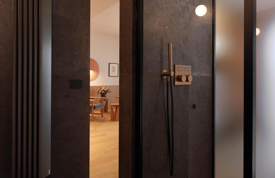 Bathroom, Bedroom, hair dresser