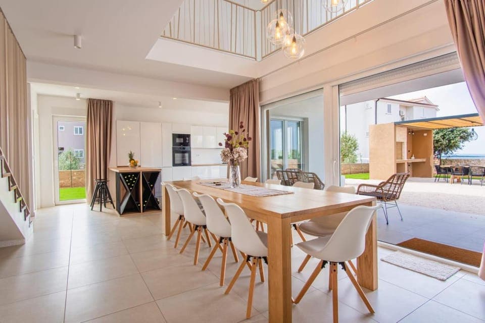 Seating area, Dining area