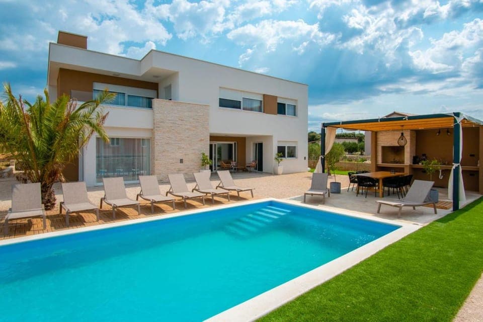 Property building, Day, Pool view, Swimming pool, sunbed