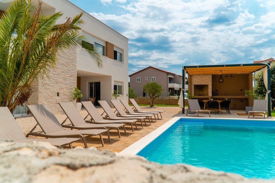 Property building, Day, Pool view, Swimming pool, sunbed
