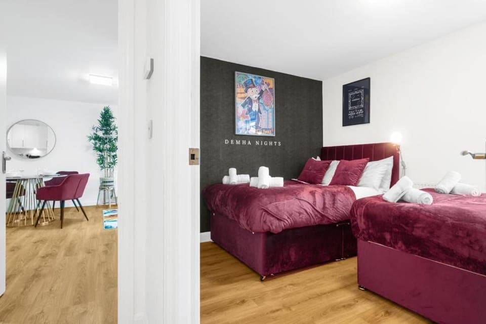 Bed, Dining area, Bedroom