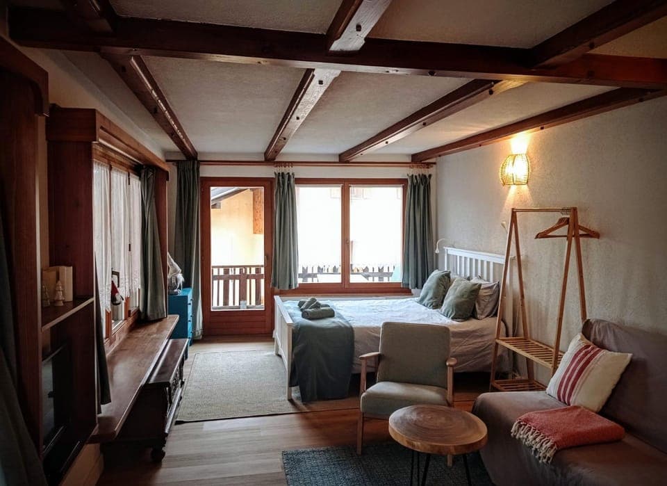 Bed, Living room, Photo of the whole room