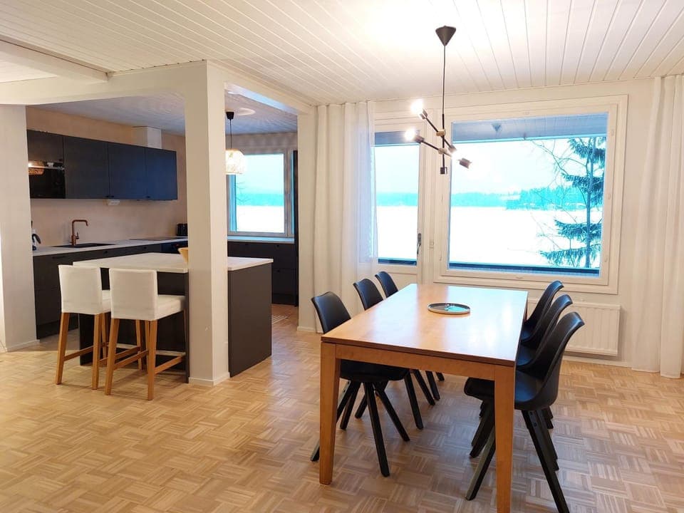 Kitchen or kitchenette, Dining area