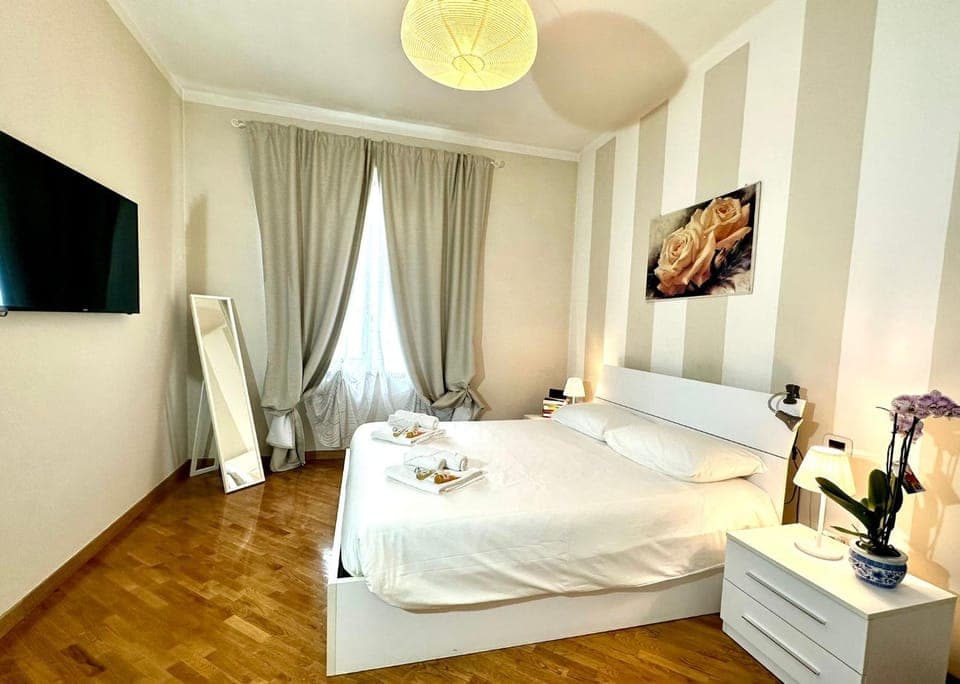 Bed, TV and multimedia, Photo of the whole room, Bedroom