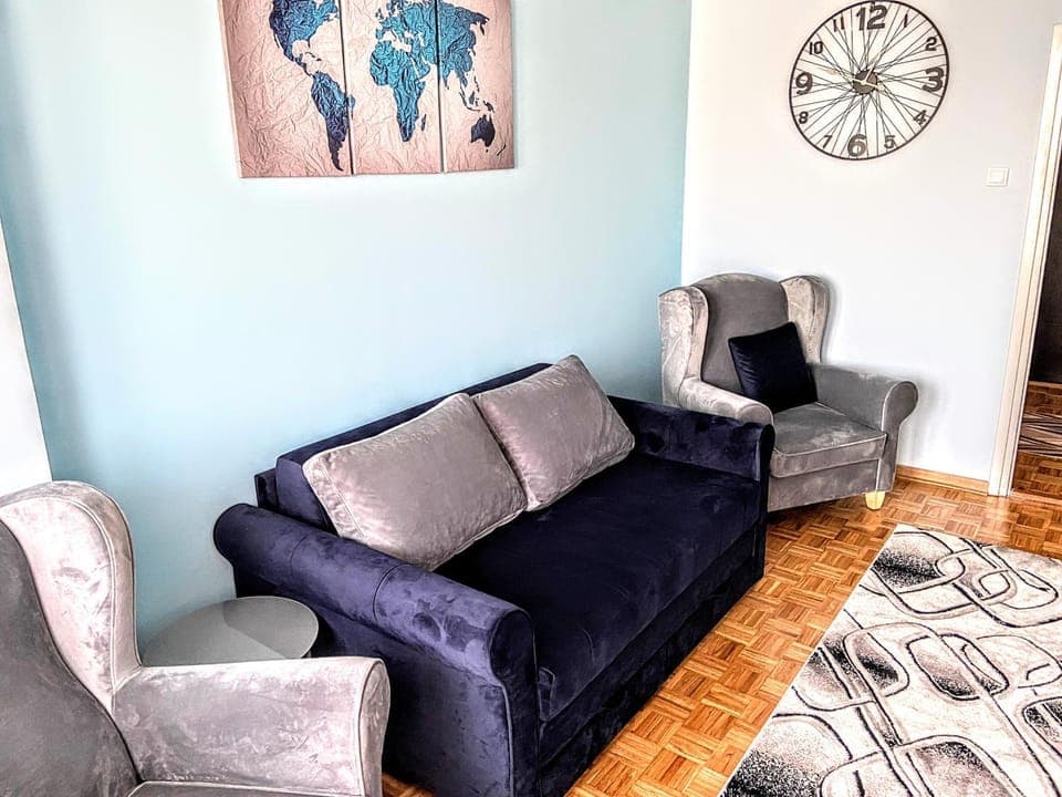 TV and multimedia, Living room, Seating area, Bedroom