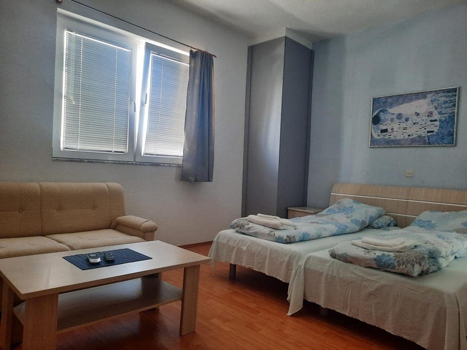 Bed, TV and multimedia, Photo of the whole room, Seating area, Bedroom, towels