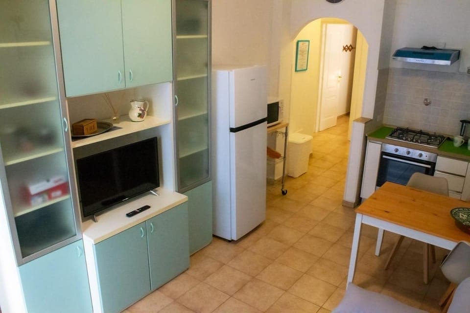 Communal lounge/ TV room, TV and multimedia, Balcony/Terrace, Food, Pets, Meals, children, young children, furniture, internet, locker, pet friendly, stove, kitchen