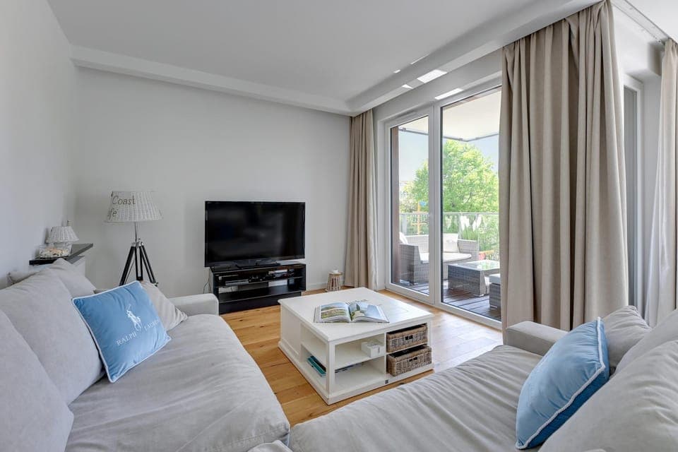 TV and multimedia, Balcony/Terrace, Living room, Photo of the whole room, Decorative detail, Area and facilities