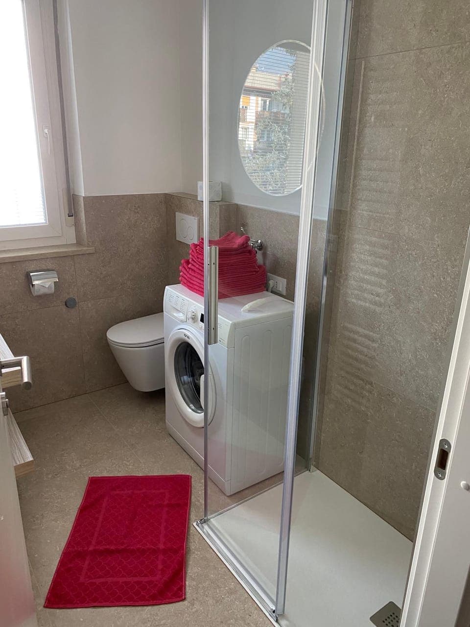 Shower, Toilet, Bathroom, towels, washing machine