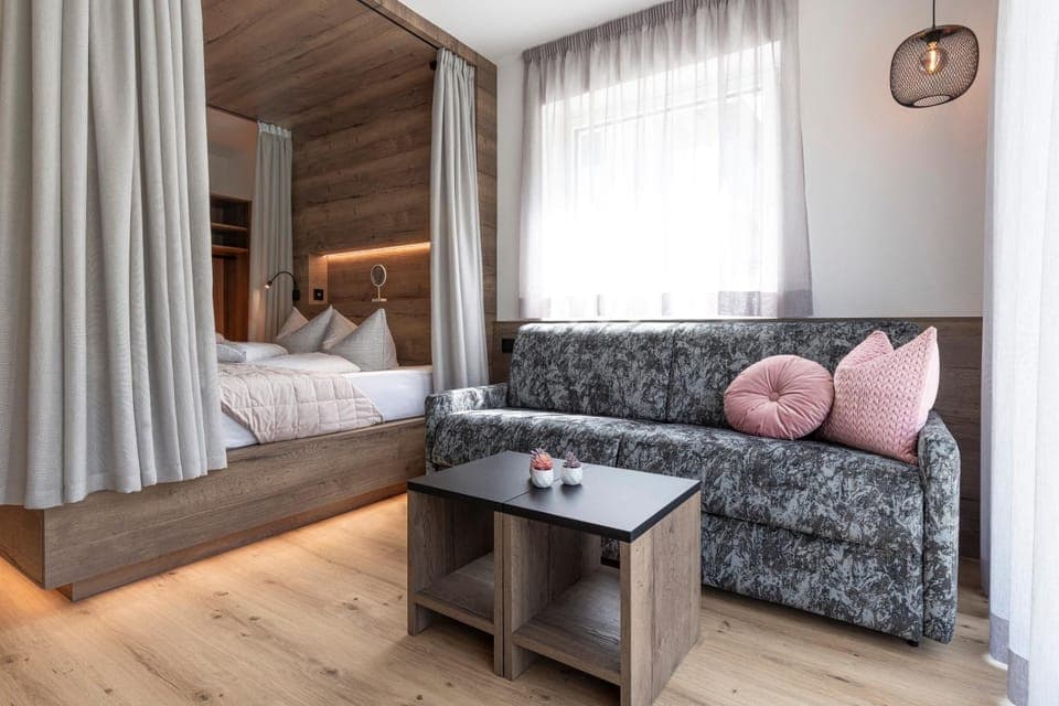 Bed, Living room, Photo of the whole room, Seating area, Bedroom