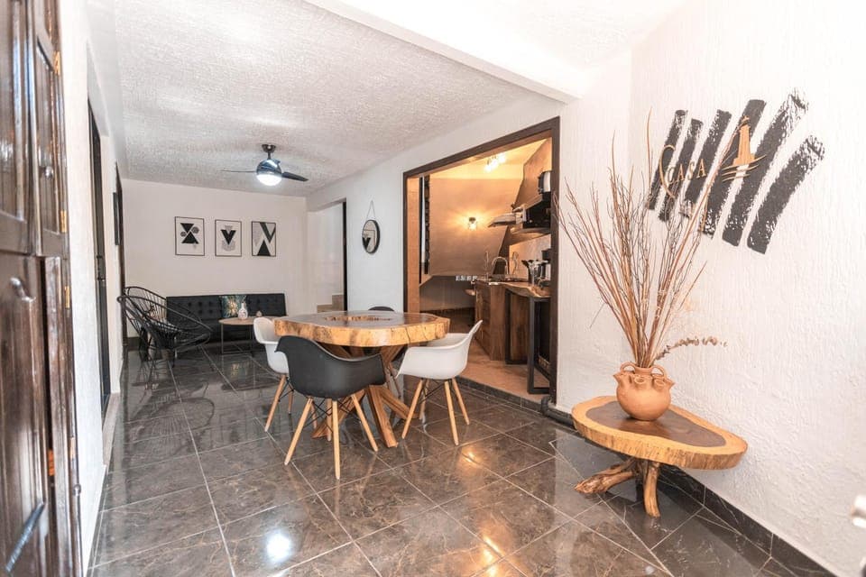 Kitchen or kitchenette, Dining area