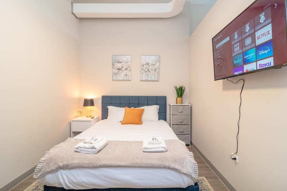 Bed, TV and multimedia, Photo of the whole room, Bedroom, towels, air conditioner