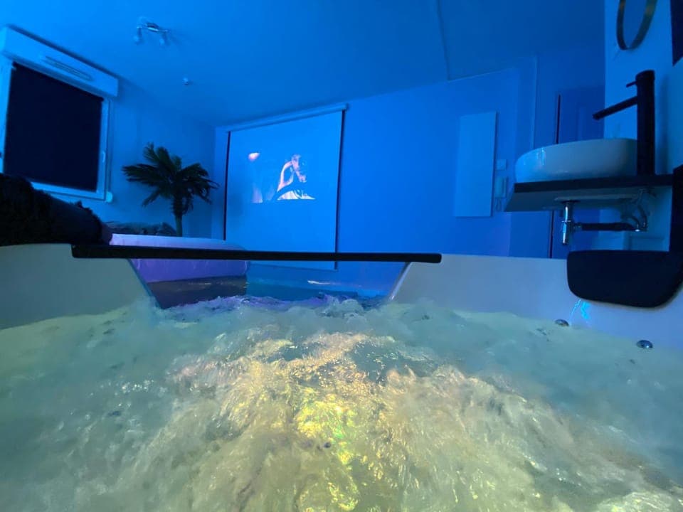 Hot Tub, TV and multimedia