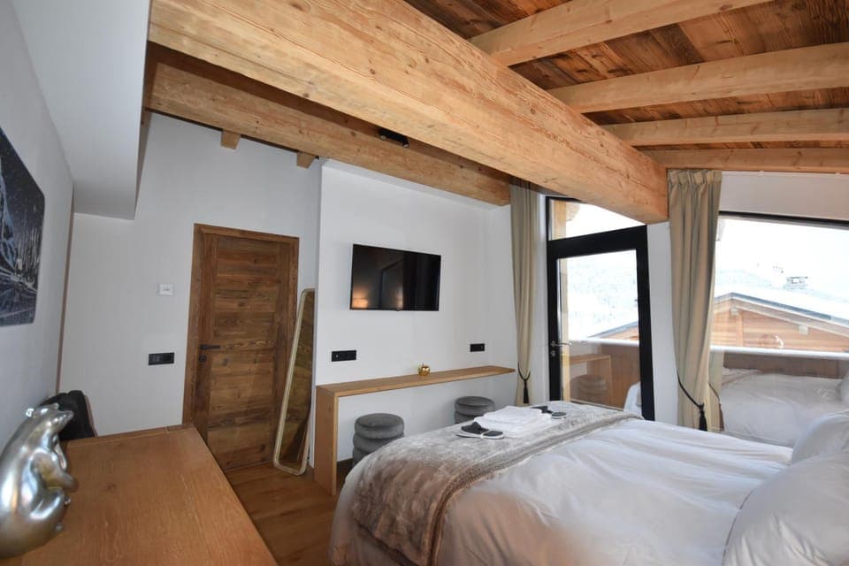 Bed, TV and multimedia, Photo of the whole room, Bedroom