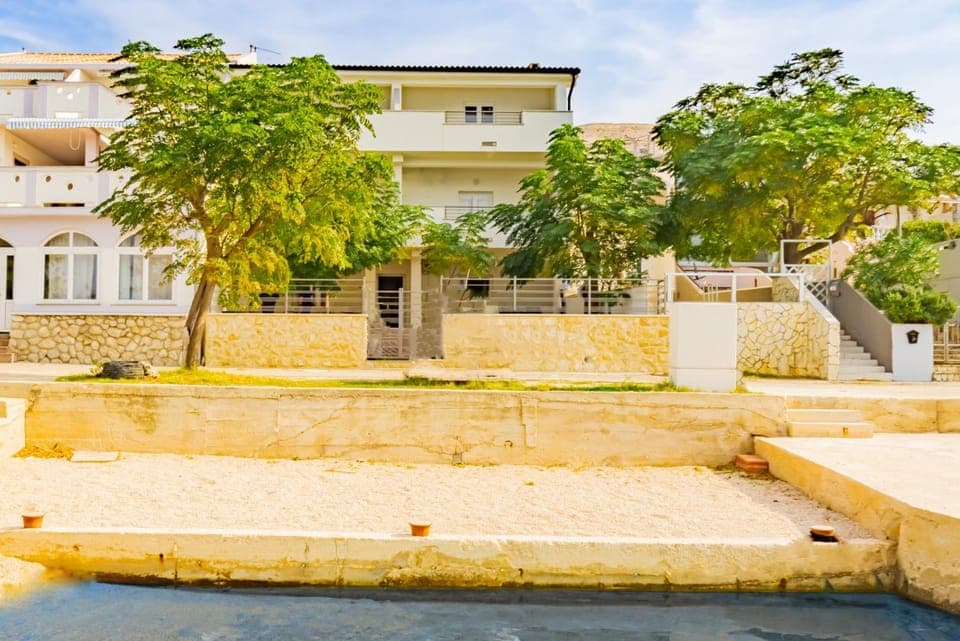 Property building, Balcony/Terrace, Beach