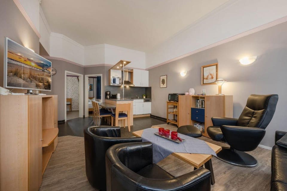 TV and multimedia, Kitchen or kitchenette, Living room, Seating area