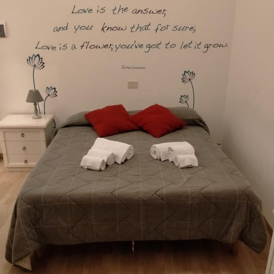 Bed, Photo of the whole room, Bedroom, towels