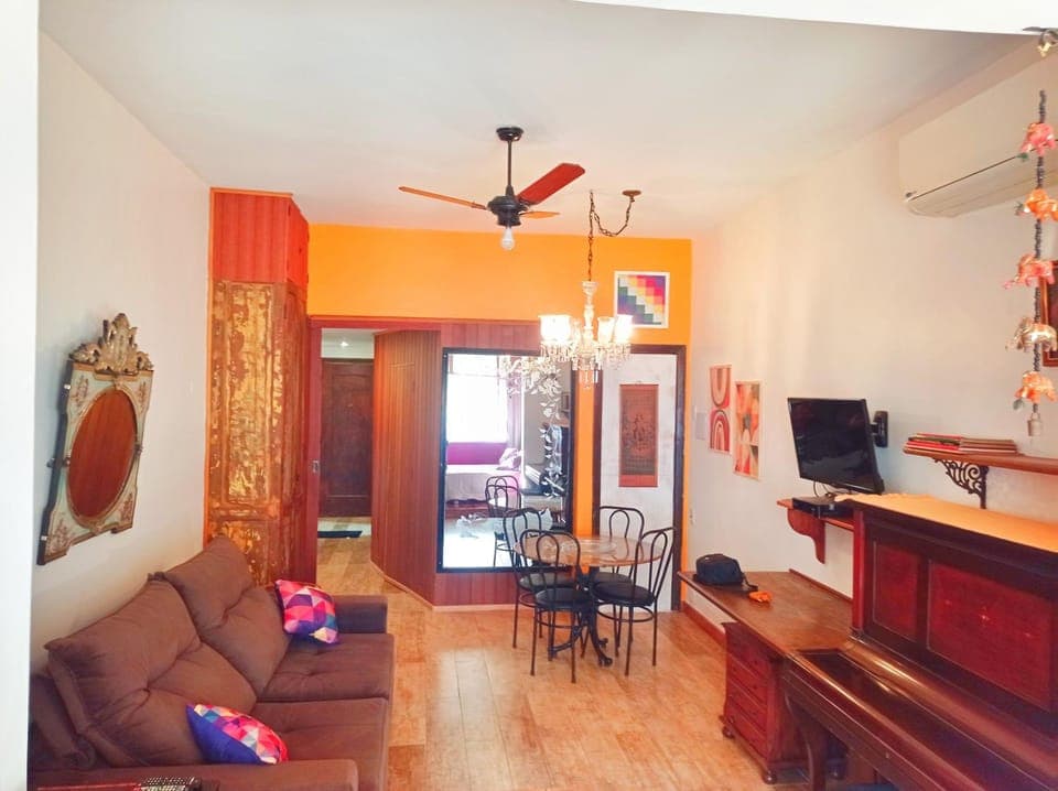 Communal lounge/ TV room, Living room, Dining area, fireplace, air conditioner