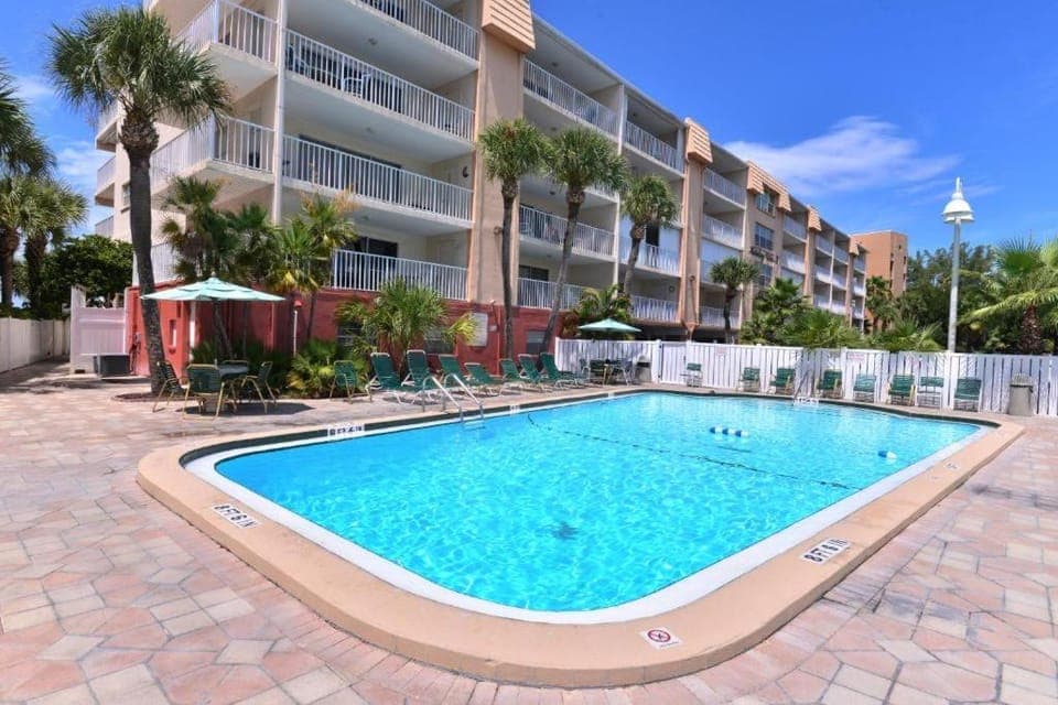 Swimming pool, sunbed