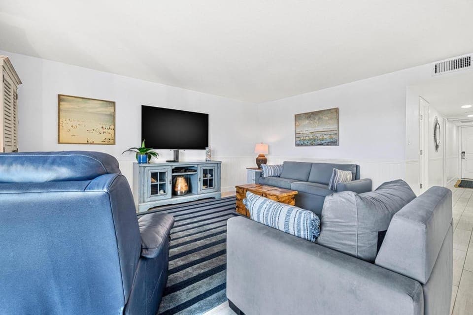 Escape to Beach Oasis! New Management! Updated Beachside Condo with Heated Pool! Apartment in Indian Shores