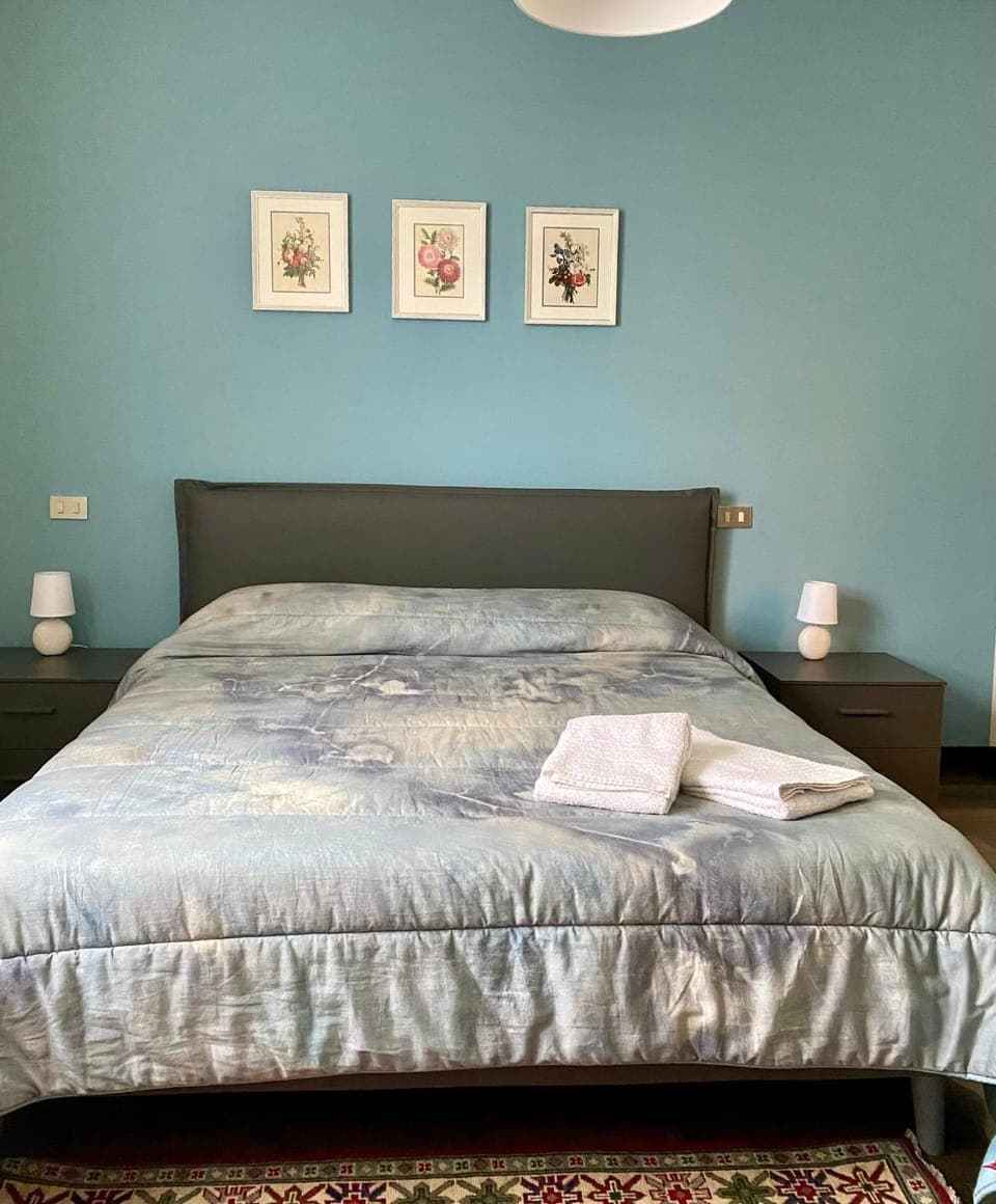 Bed, Bedroom, towels