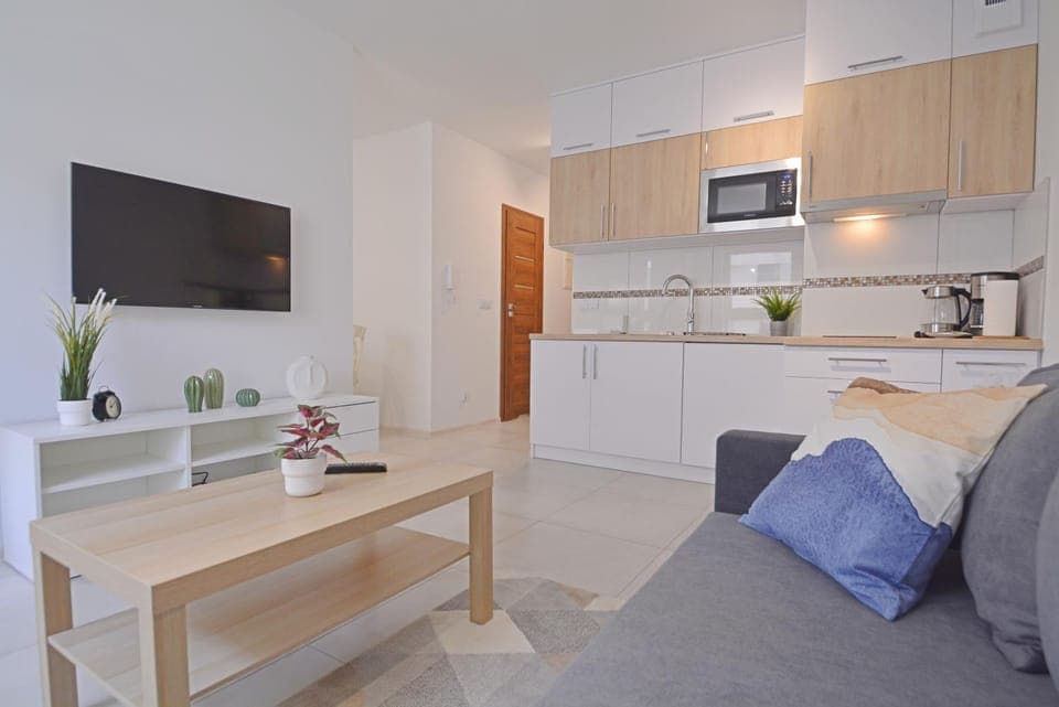 Kitchen or kitchenette, Dining area, minibar, stove