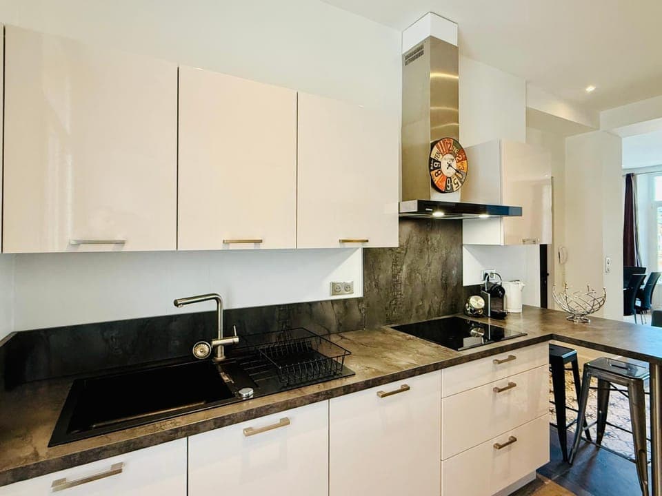 Kitchen or kitchenette, dishwasher, stove