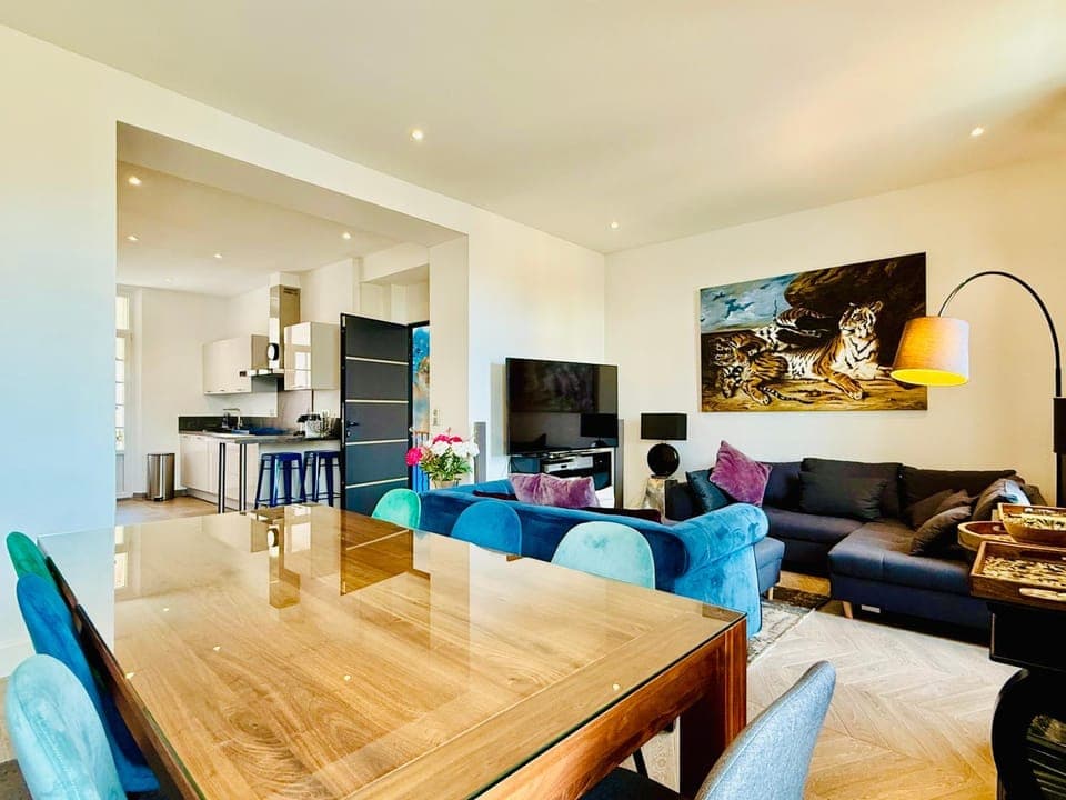 Communal lounge/ TV room, TV and multimedia, Kitchen or kitchenette, Living room, Seating area, Dining area