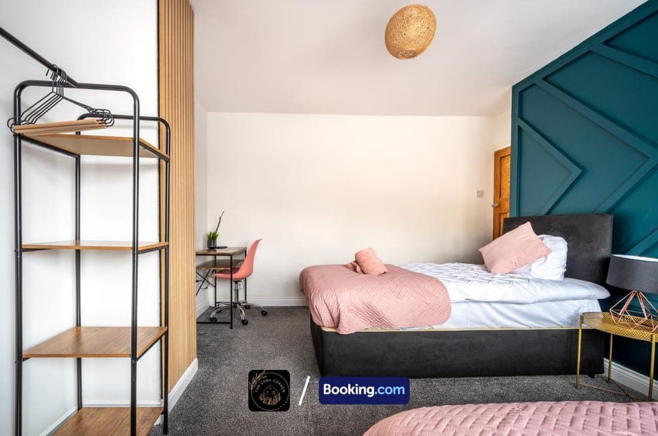 Bed, Photo of the whole room, Seating area, Bedroom