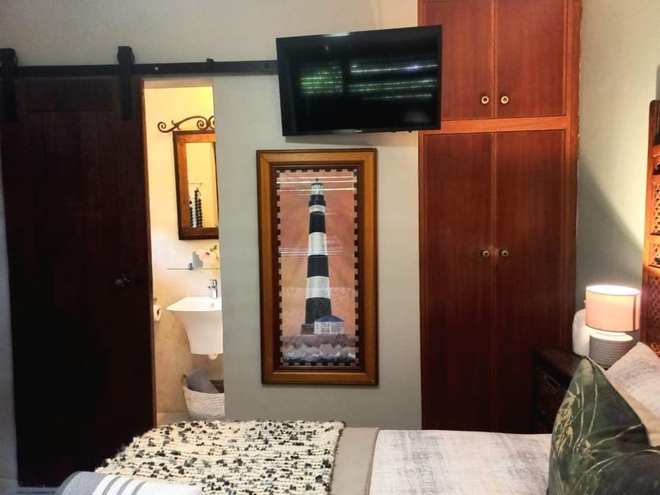 Bed, TV and multimedia, wardrobe