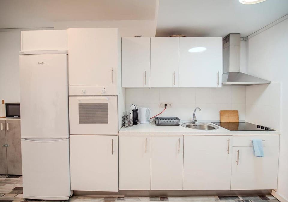 Coffee/tea facilities, Kitchen or kitchenette, oven, stove