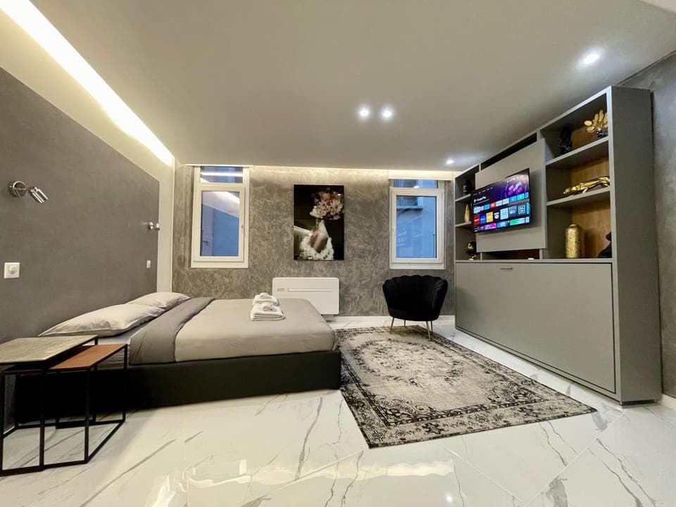 Bed, TV and multimedia, Living room, Photo of the whole room, Seating area, Bedroom, towels