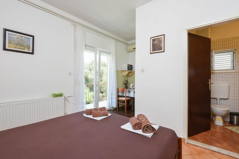 Bed, Photo of the whole room, Bedroom, towels