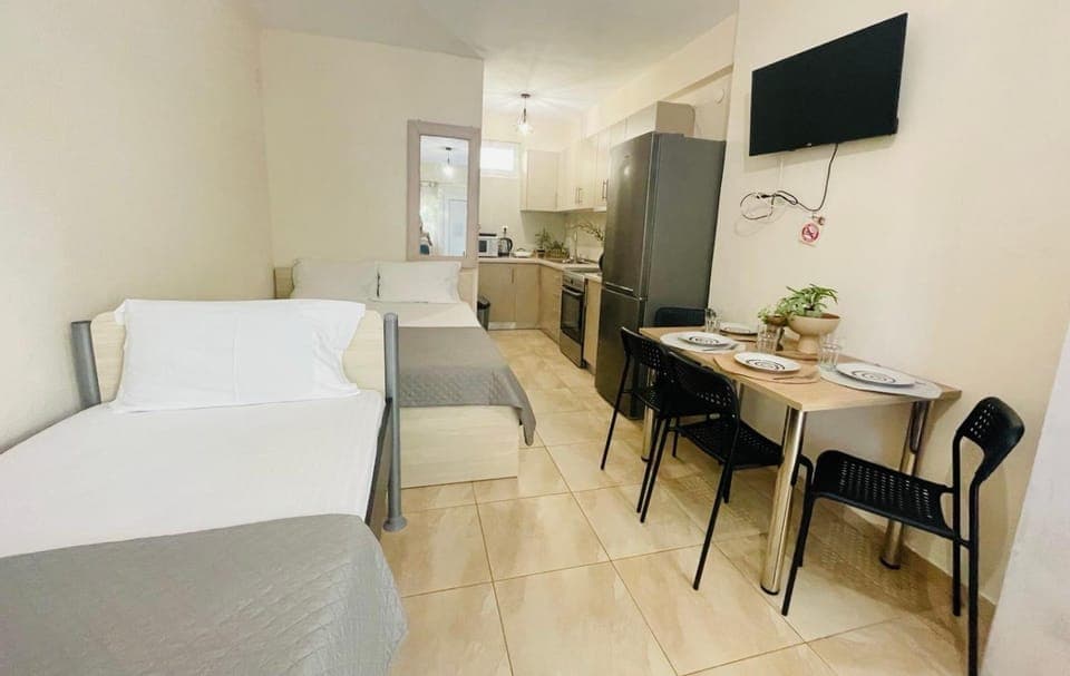 Bed, TV and multimedia, Kitchen or kitchenette, Photo of the whole room, Bedroom