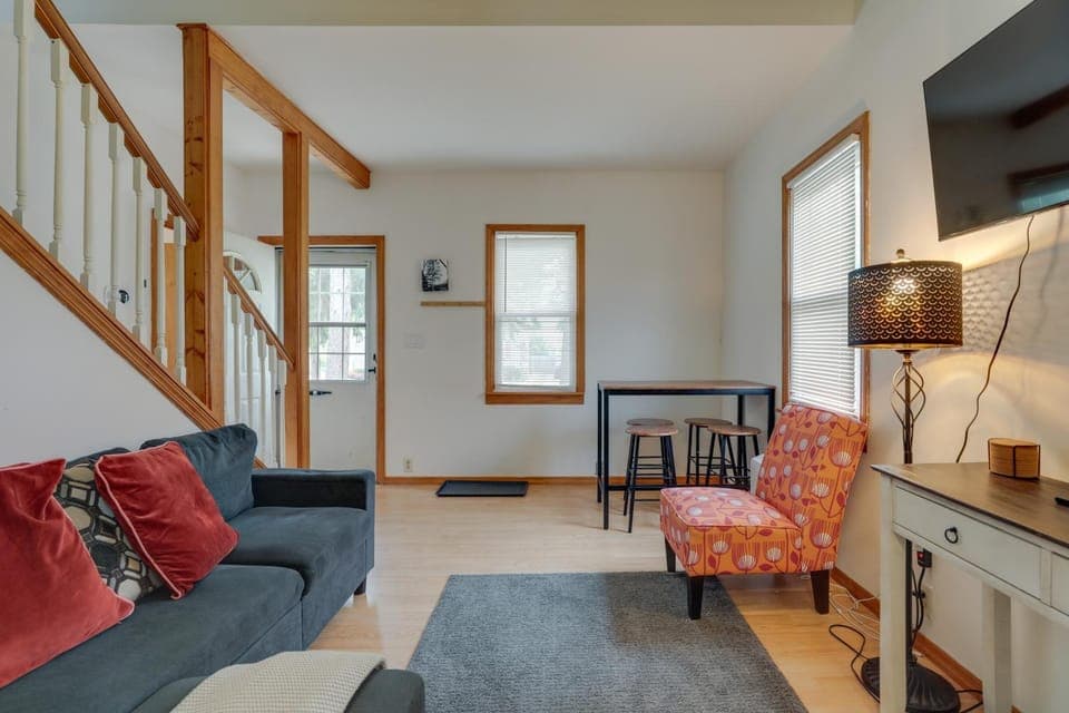 Westmont Home w/ Hot Tub! Walk to Metra Station House in Westmont